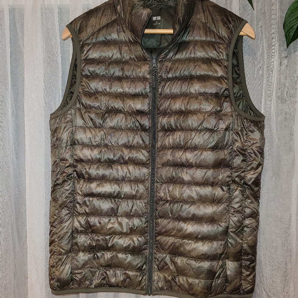 Uniqlo ultra light down vest - camo print - men’s M